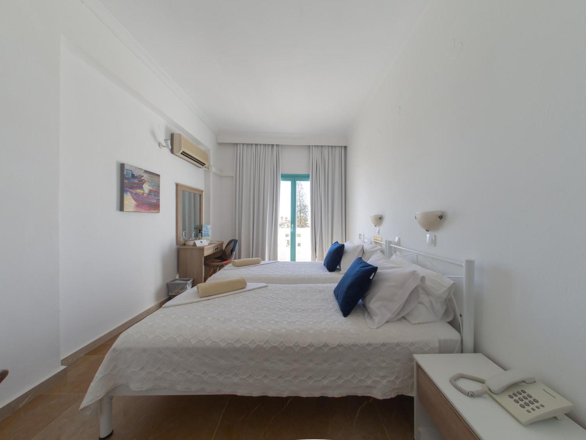 Amaryllis Beach Hotel Chrisi Akti  Room photo